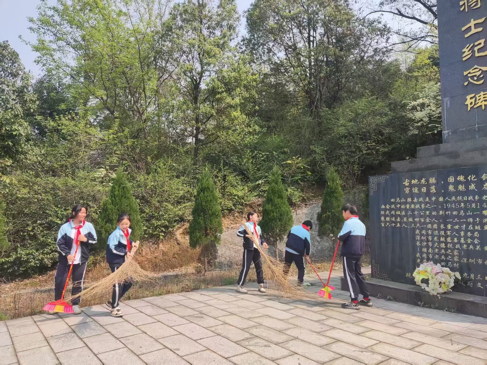 武冈市晏田乡梅树九年制学校开展清明祭英烈活动