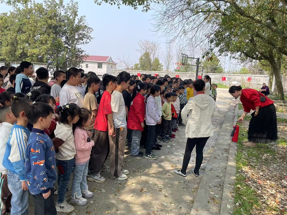 洞口县黄桥镇邻江完全小学开展消防演练