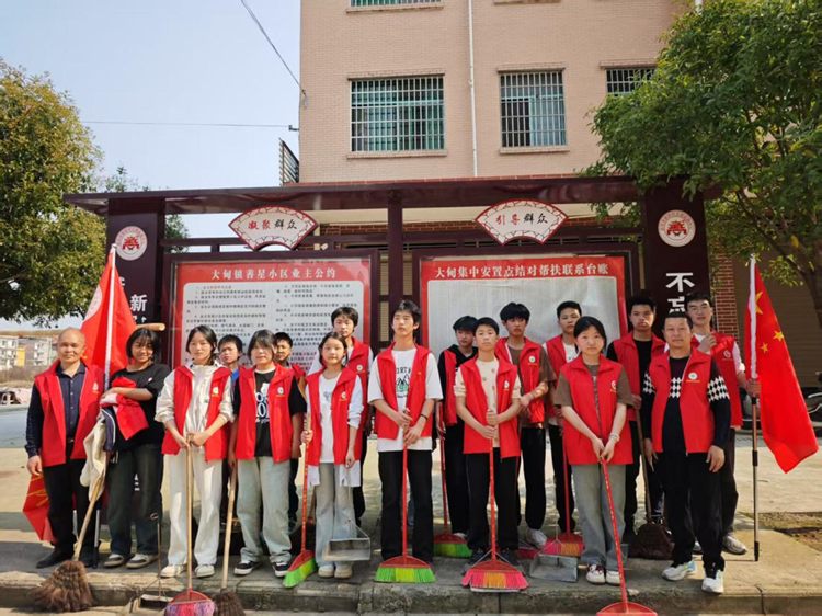 武冈市大甸镇中学开展学雷锋义务清扫活动