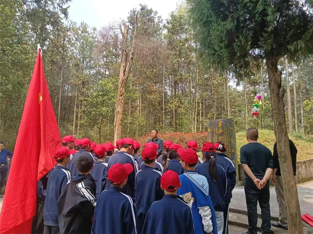 洞口縣毓蘭鎮(zhèn)中學(xué)瞻仰革命烈士墓活動(dòng)紀(jì)實(shí)