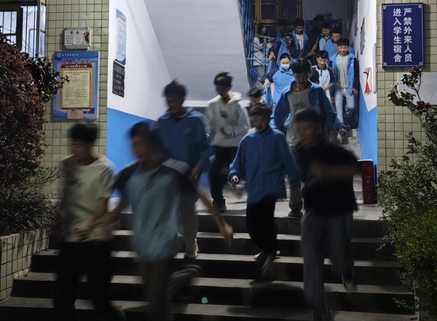 新宁县黄金中学开展夜间消防应急疏散演练活动