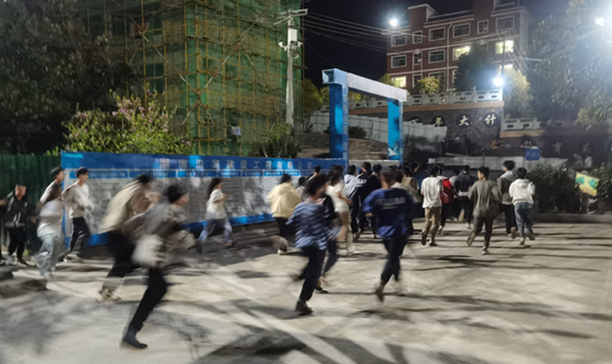 新宁县水庙中学开展2025年春季学期寄宿生夜间疏散演练活动
