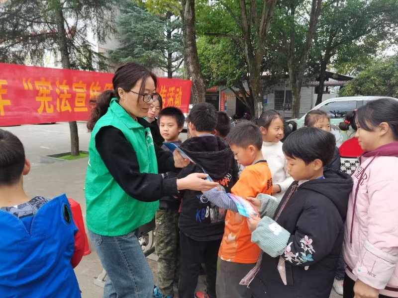 武冈市水西门街道开展“利剑护蕾”宣传活动