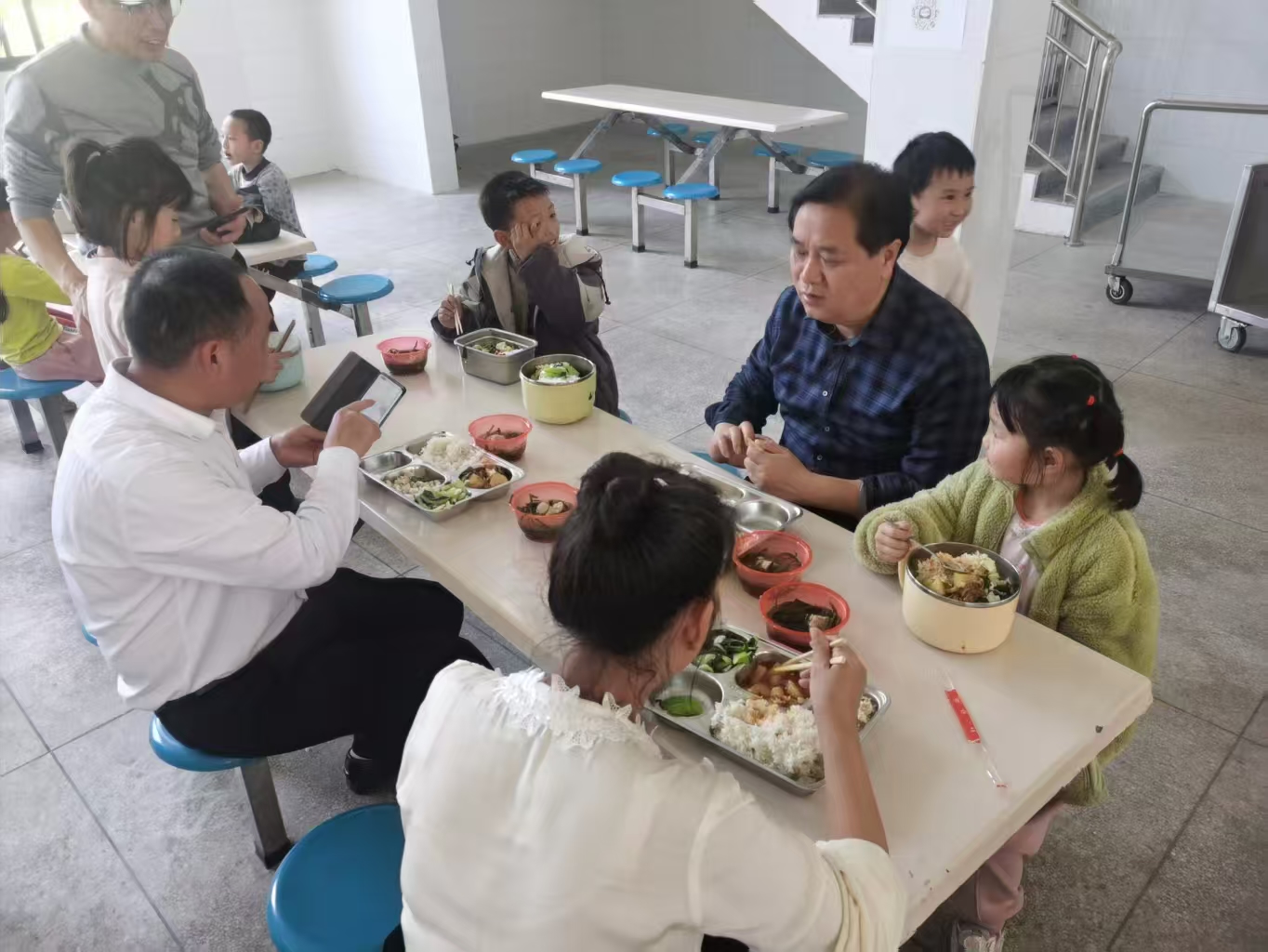 隆回县领导走进横板桥镇中心小学扎实推进领导陪餐制度