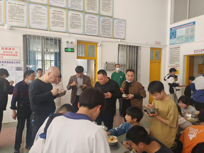 隆回县六都寨镇中学：暖心陪餐零距离 守护校园食品安全防线