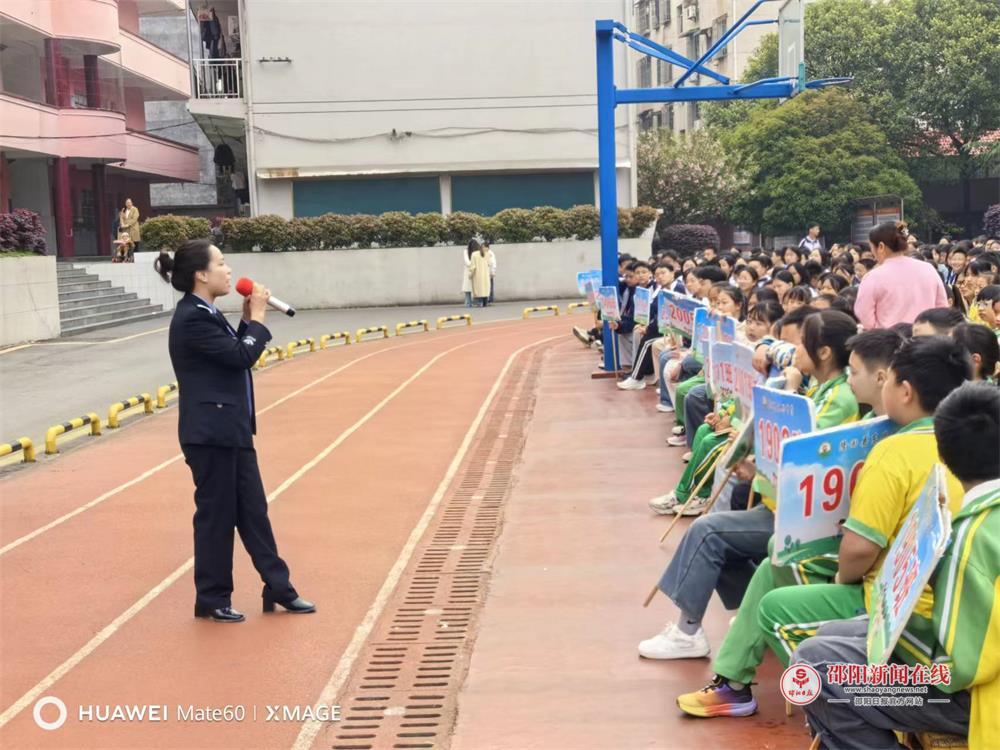 隆回县东兴中学举行“利剑护蕾”“反邪教”主题讲座