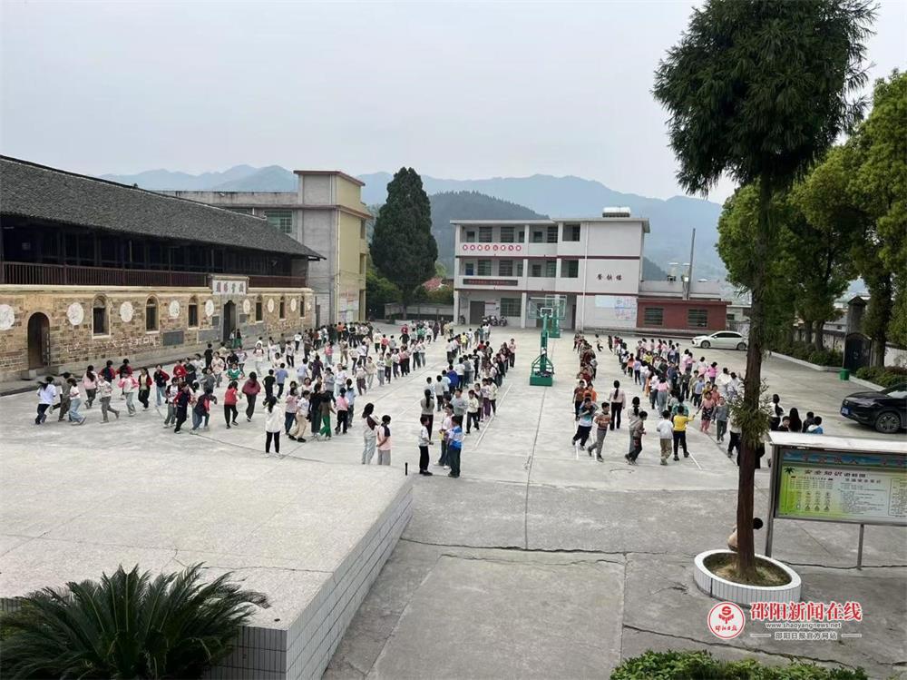 隆回县六都寨镇朝阳小学开展“校长喊你来运动”跑操活动