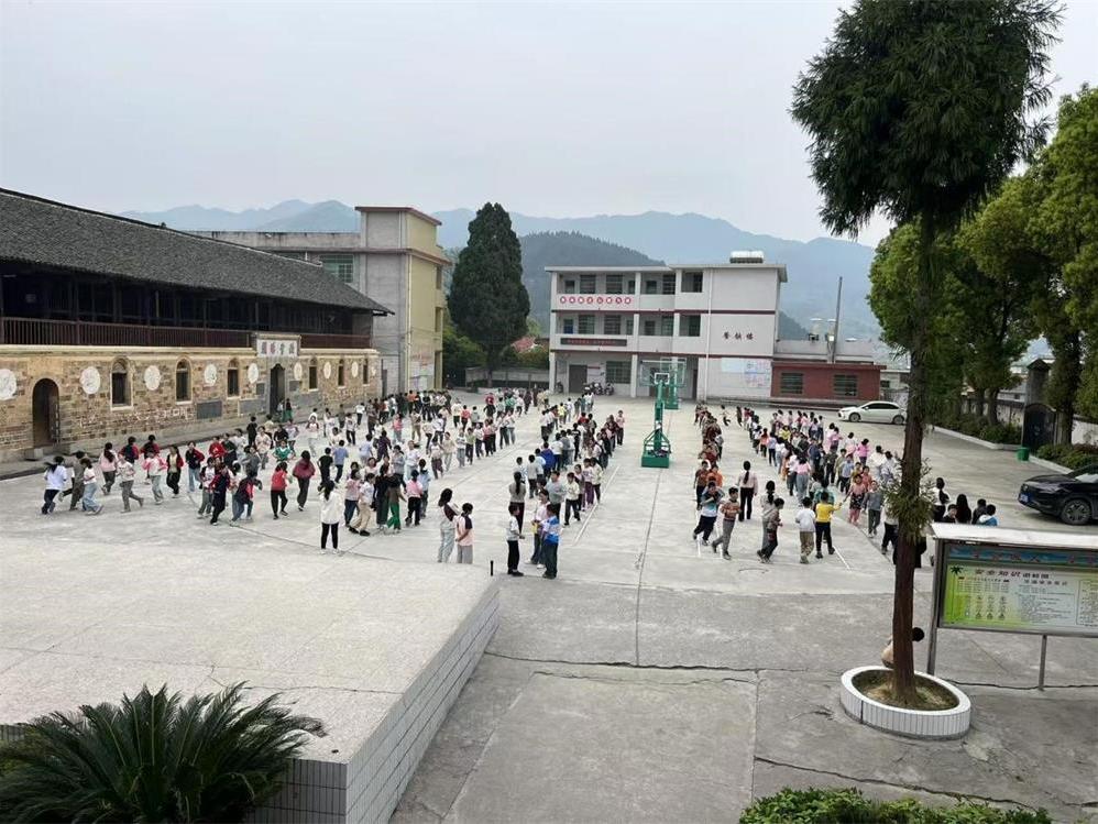 隆回县六都寨镇朝阳小学开展“校长喊你来运动”跑操活动
