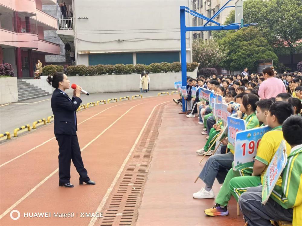 隆回县东兴中学举行“利剑护蕾”“反邪教”主题讲座
