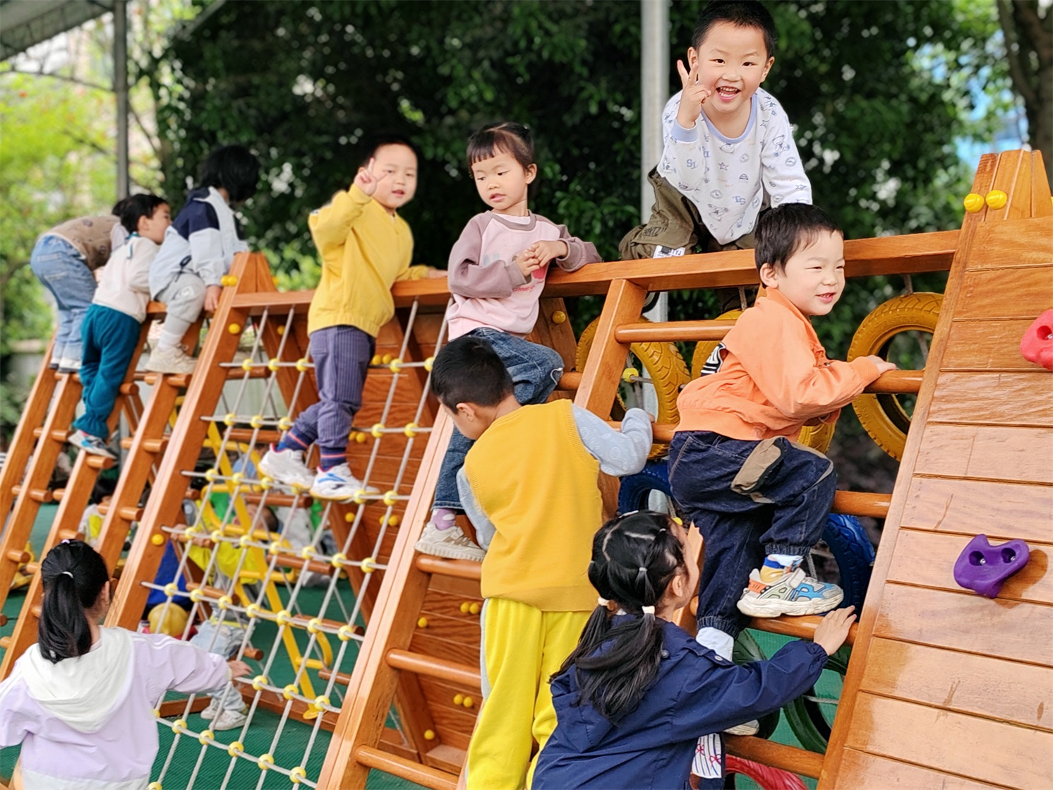 洞口县竹市镇中心幼儿园组织户外自主游戏活动