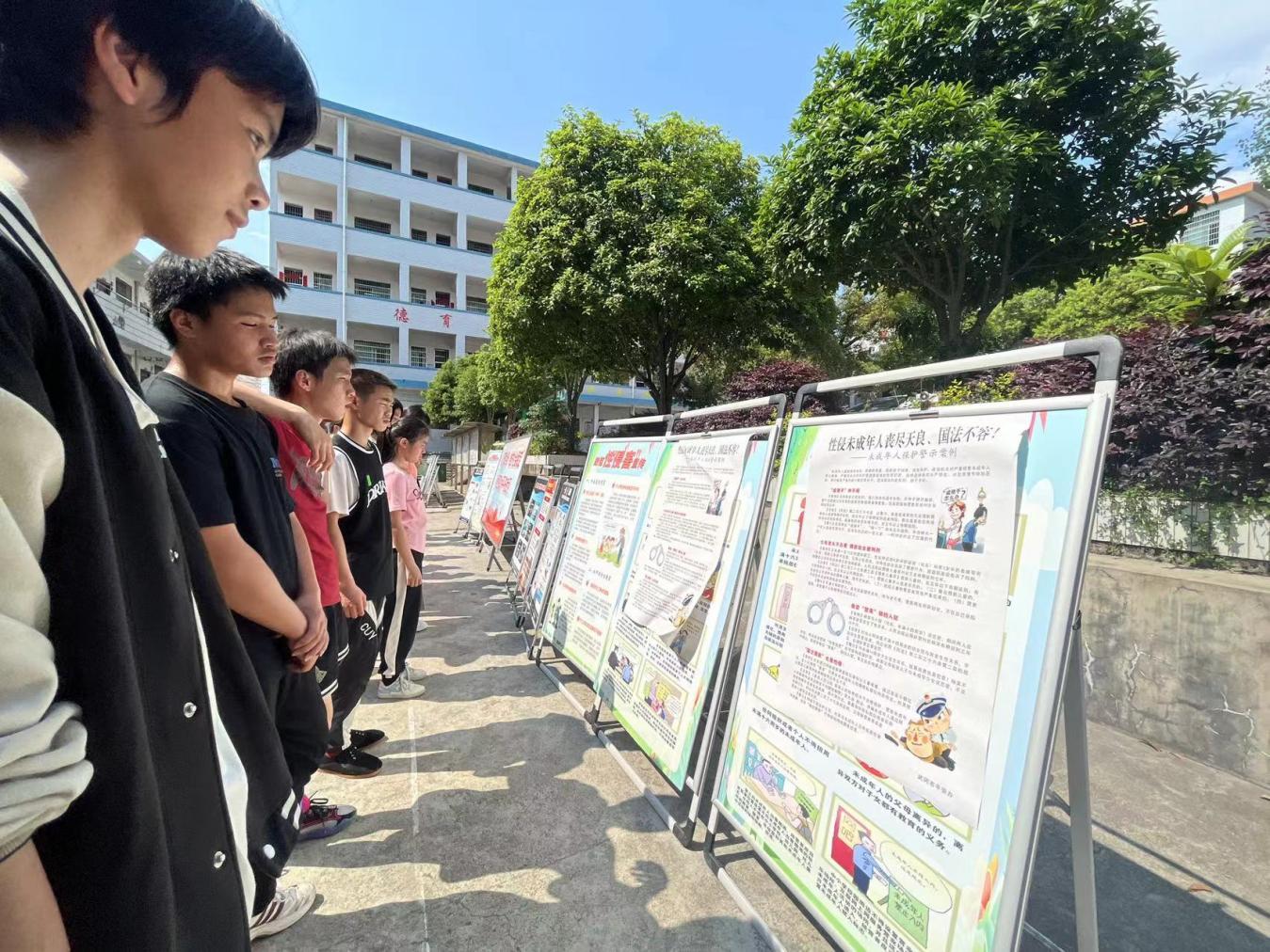武冈市马坪乡开展“法治教育进校园”宣传活动