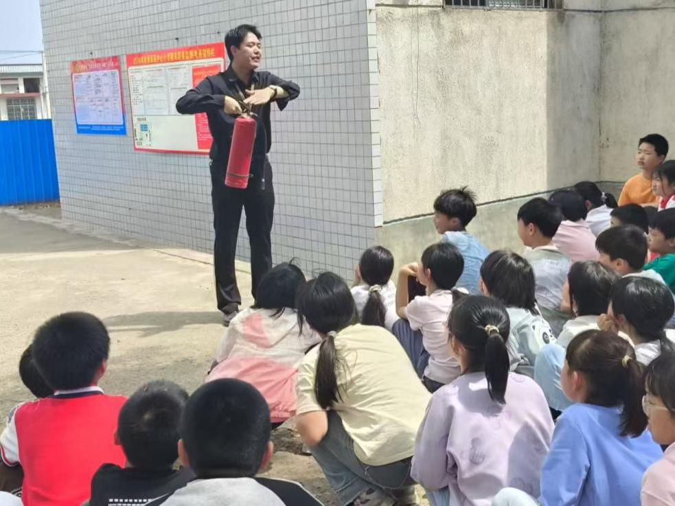 新宁县回龙寺镇军田中心小学开展消防安全培训暨应急疏散演练活动