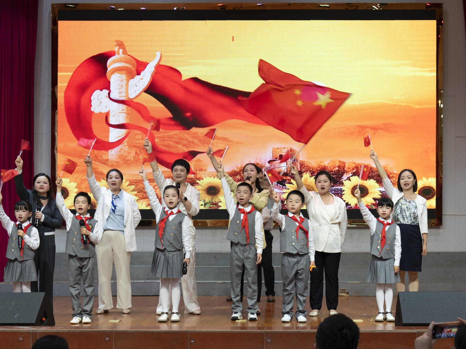 武冈市实验小学举行第四届“好书好童年”亲子经典诵读比赛