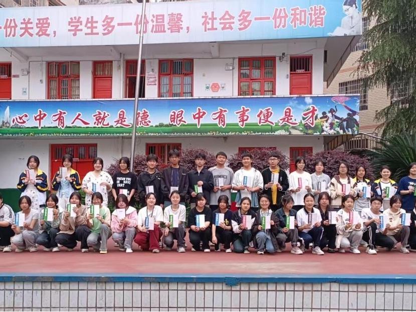 武冈市云锋高级中学举行4月作业评比颁奖仪式