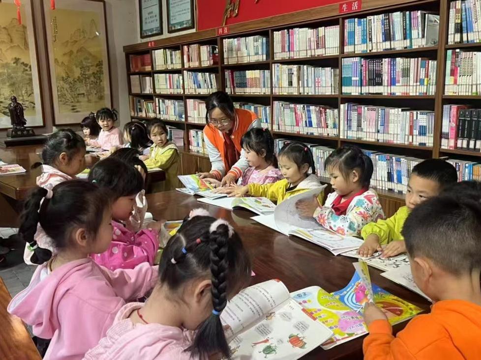 新宁县金石镇粮食局幸福树幼儿园走进金城书院开展“文明小书虫”阅读活动