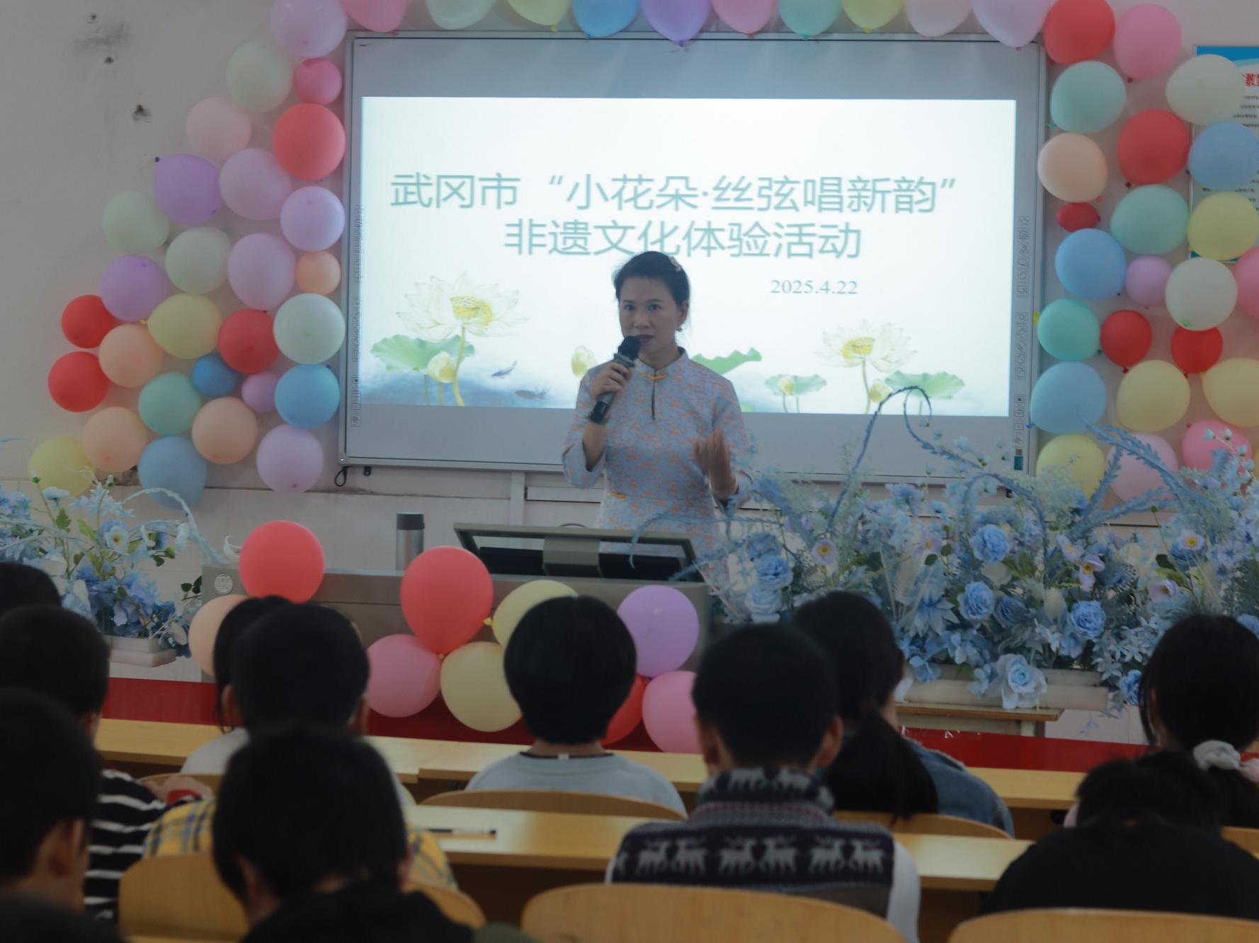 武冈市马坪乡中学开展“‘小花朵·丝弦唱新韵’——非遗+阅读推广沉浸式体验”活动