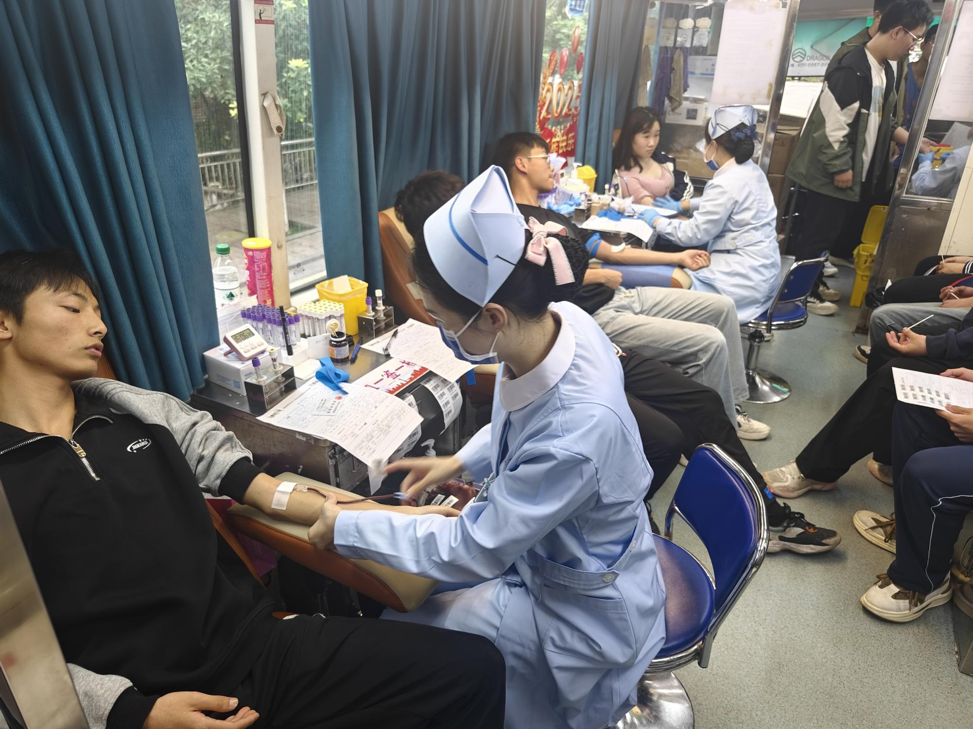武冈十中组织献血活动