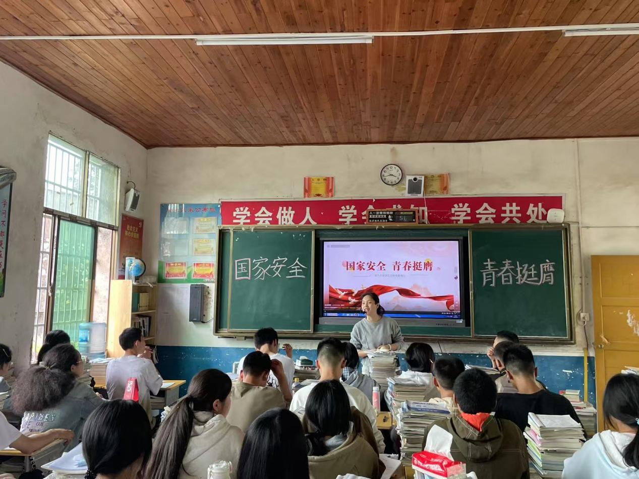 武冈市朱溪中学开展“国家安全 青春挺膺”主题团日活动