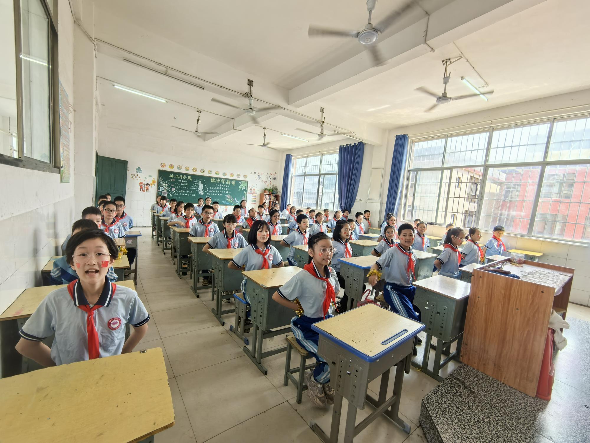 新宁县藕塘小学举办《半生雪》课桌舞比赛