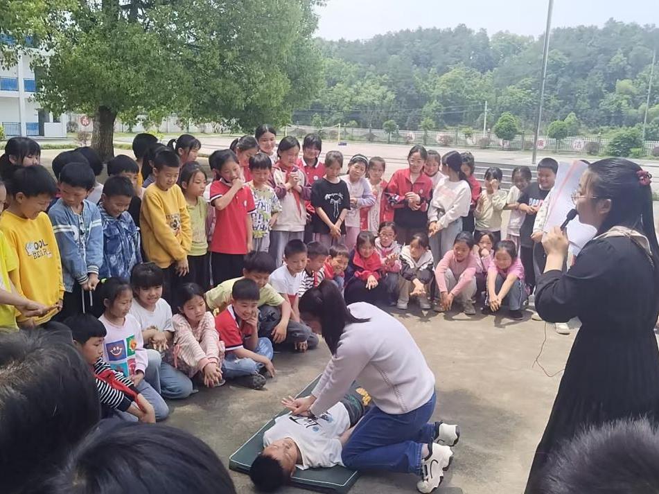 新宁县回龙寺镇莲山中心小学开展防溺水演练活动