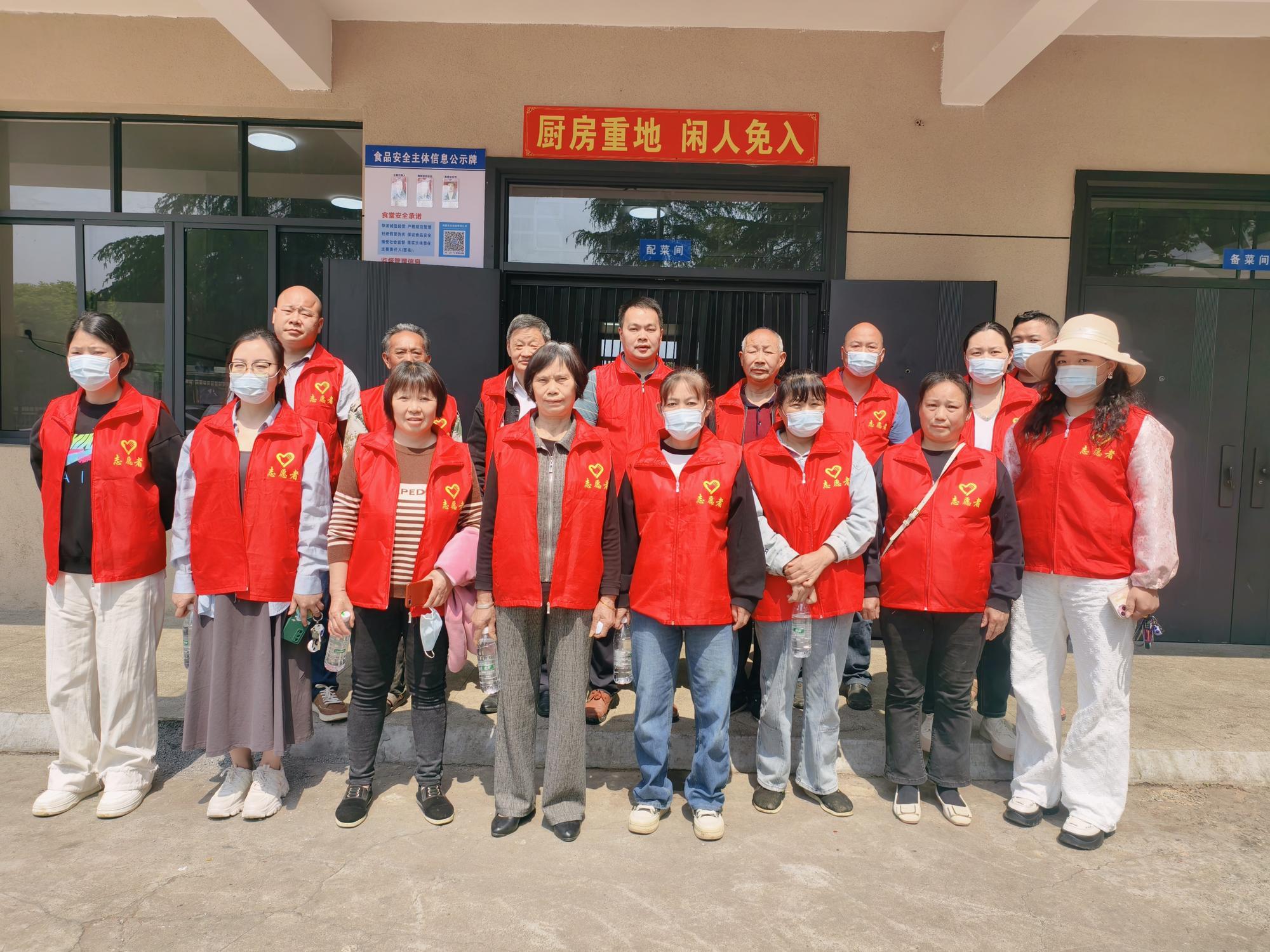 武冈市水西门街道九年制学校召开家长志愿者“监厨帮厨”工作会议