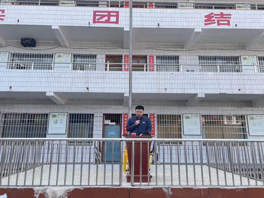 武冈市邓元泰镇城西九年制学校召开“筑牢生命防线 守护青春成长”思政大讲堂