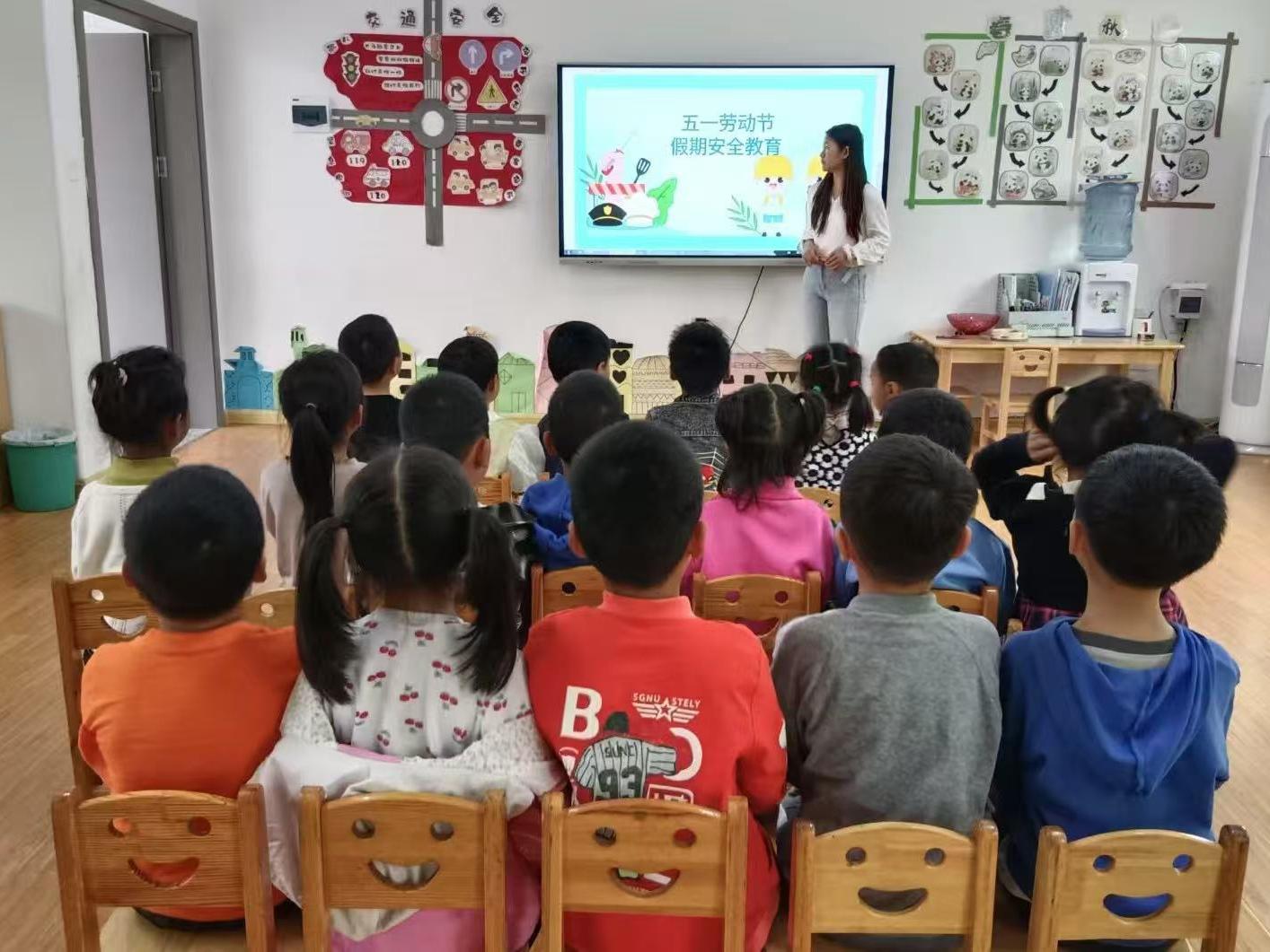 武冈市邓家铺镇中心幼儿园开展“ 劳动实践强本领 安全护航迎五一 ” 主题活动