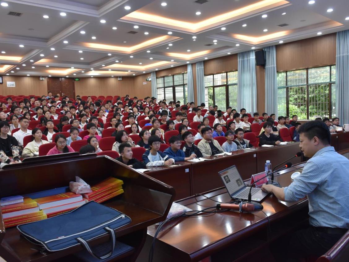 情系母校 智启未来——陈浩教授回新邵一中共话AI新趋势