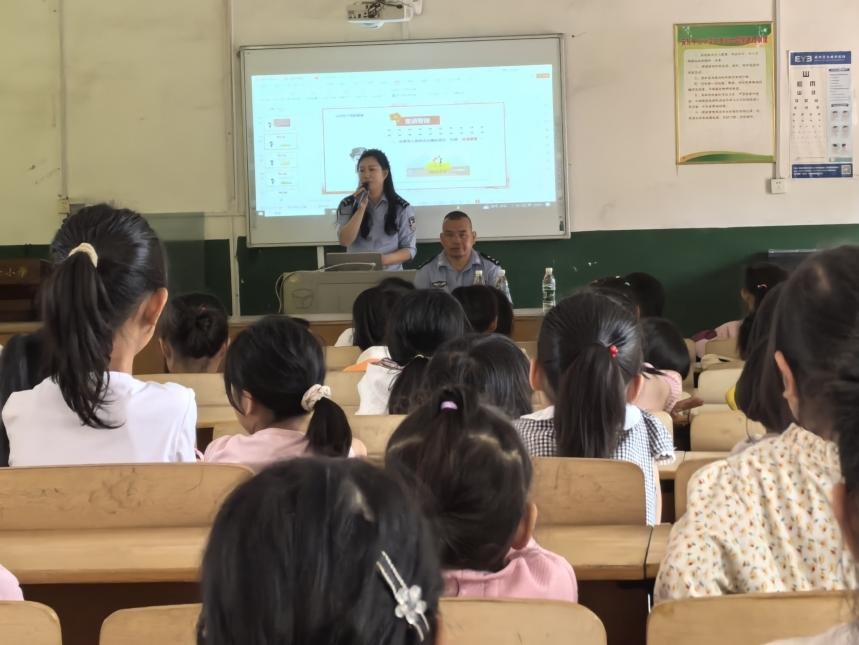 武冈市安乐中心小学开展“利剑护蕾·2025”女子护蕾宣讲活动