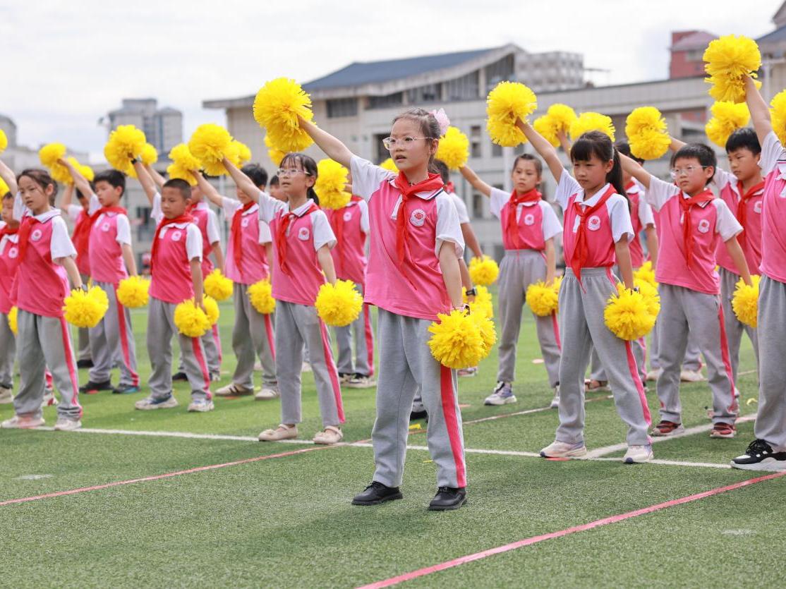 新宁县芙蓉学校三年级 “舞动民族情，绽放团结花” 啦啦操比赛圆满举行