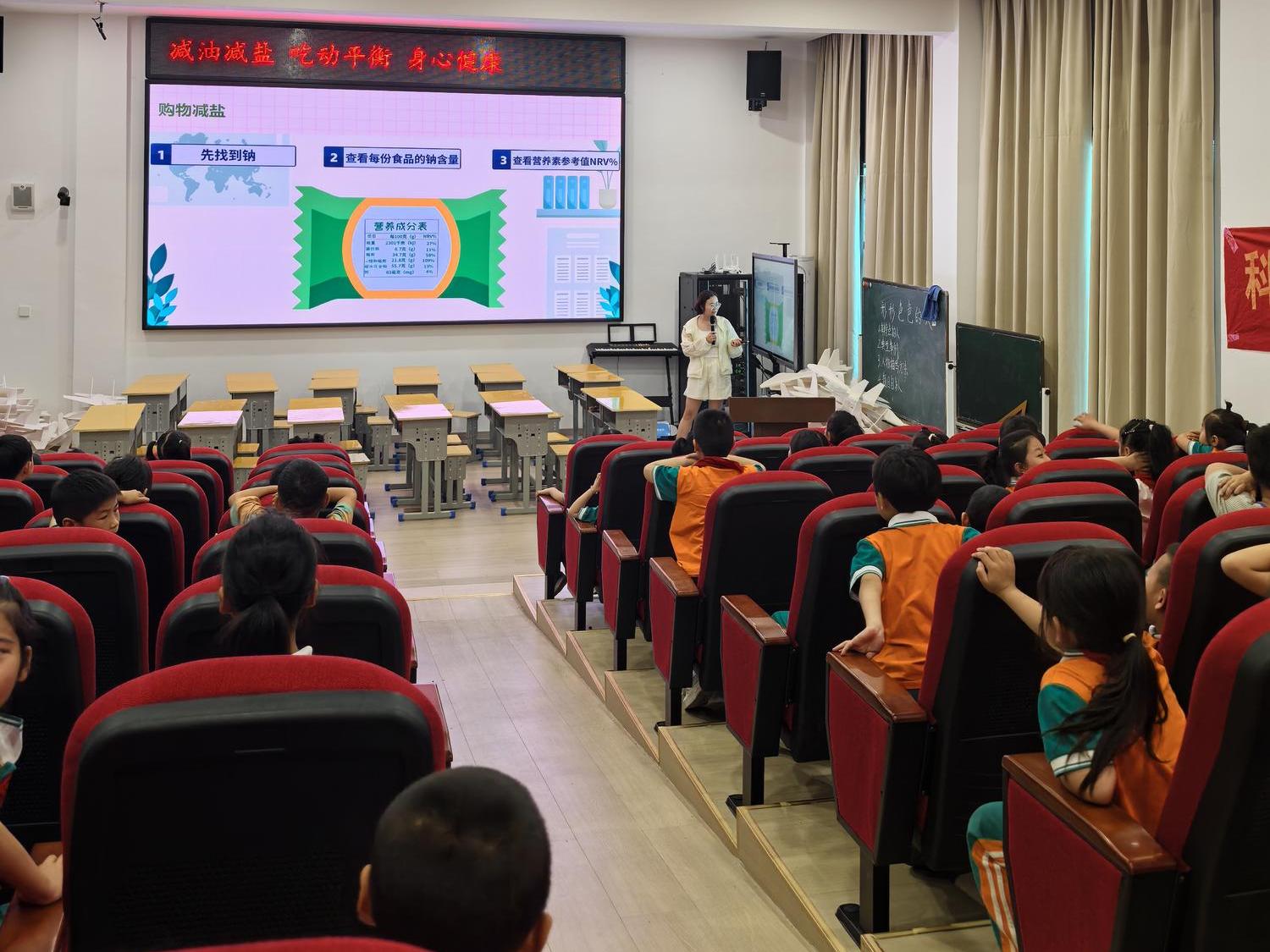 新宁县疾控中心开展“5·20”中国学生营养日暨全国“爱眼日”主题宣传活动
