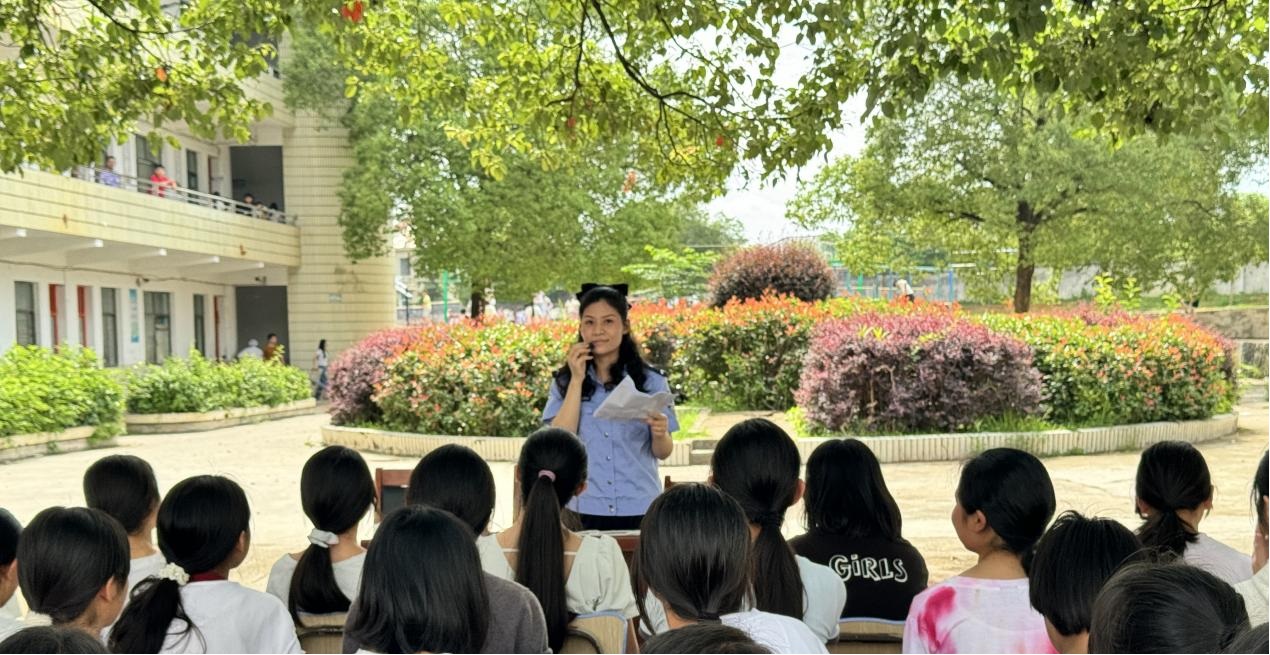 武冈市迎春亭头堂九年制学校开展“利剑护蕾”主题活动