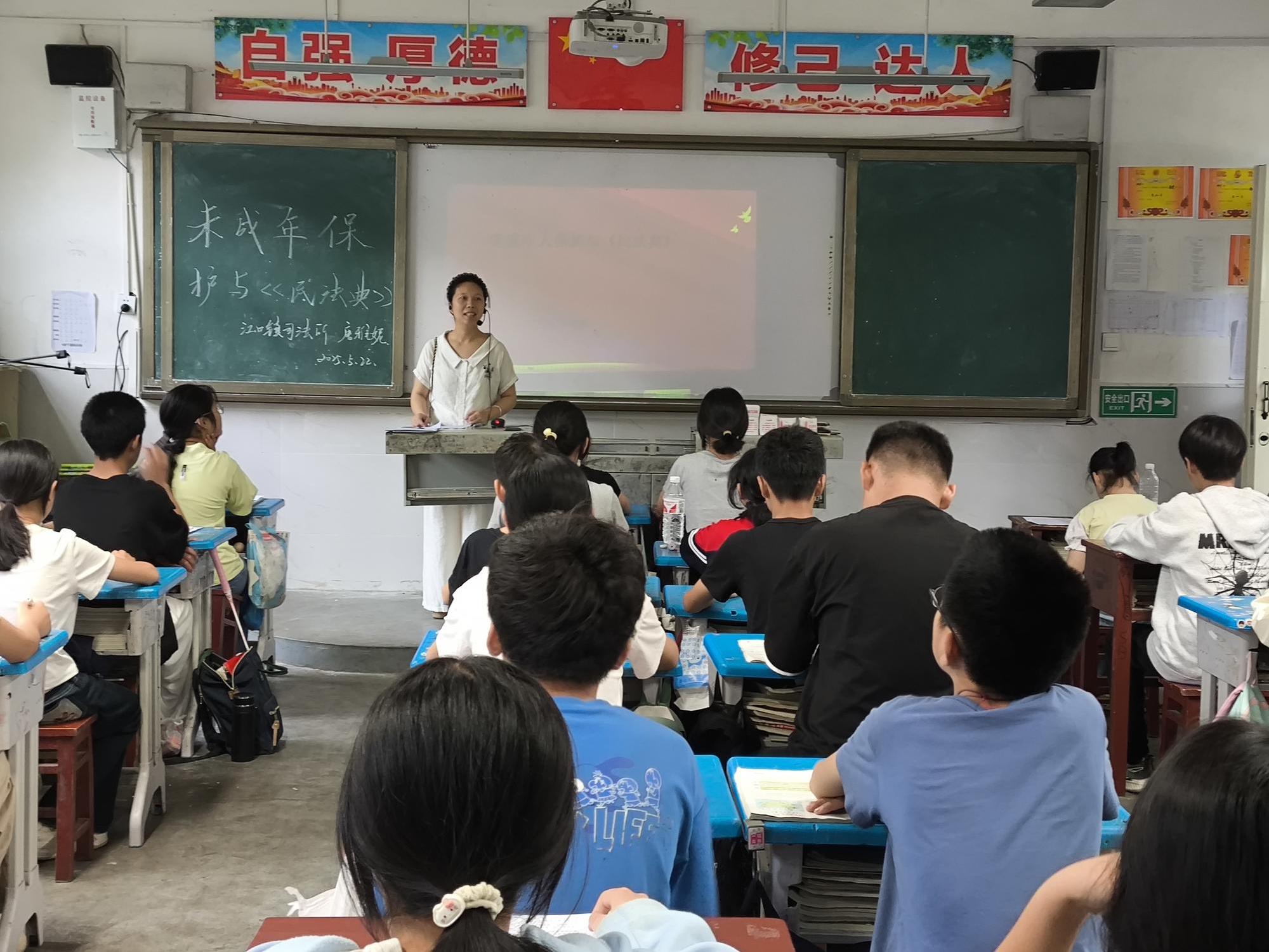 洞口县江口司法所同江口镇人民政府禁毒办赴江口中学开展法治课