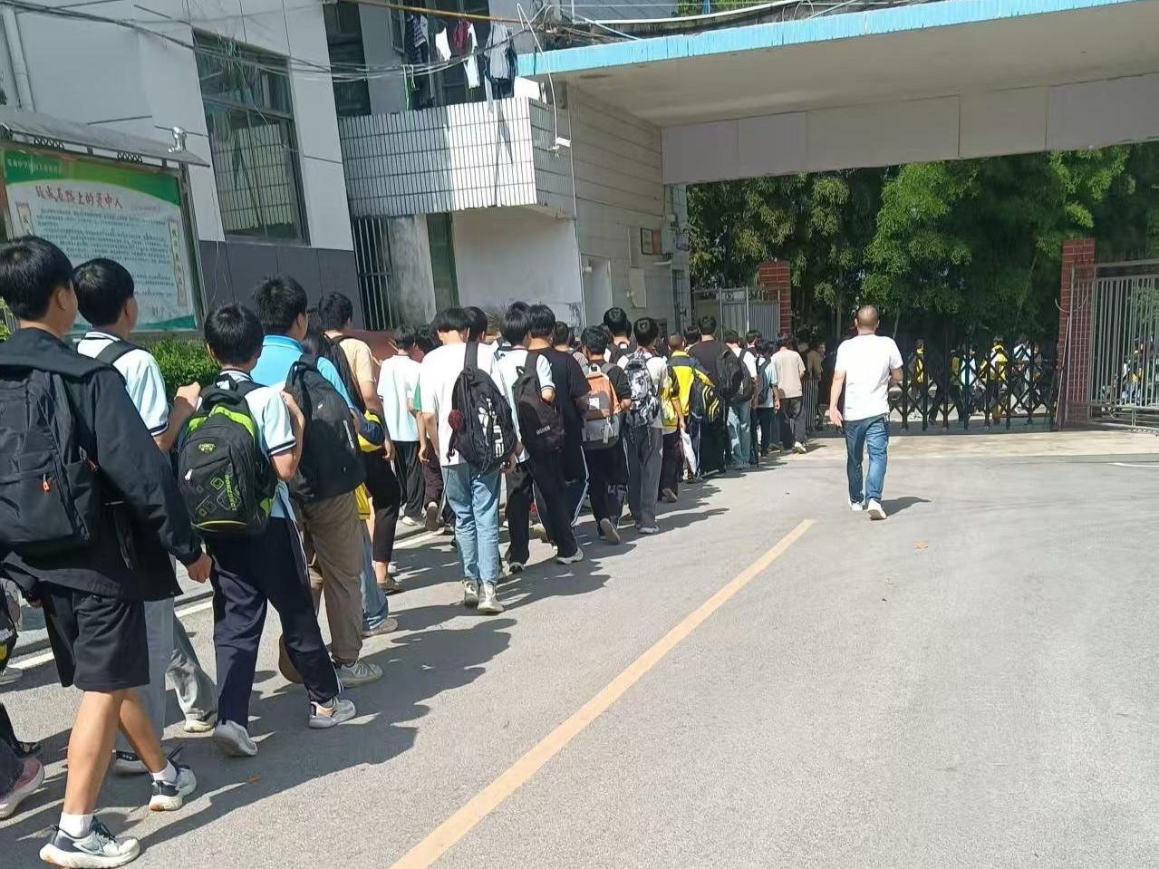 洞口县岩山镇菱角中学：家校护学岗 保障学生安全离校