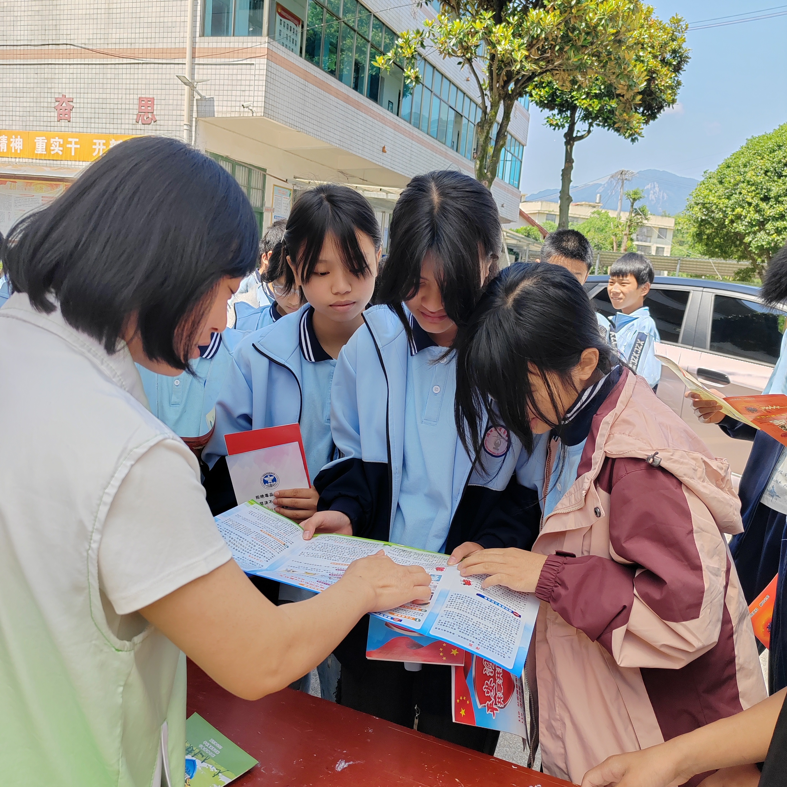洞口县岩山镇开展“禁毒、利剑护蕾、防电信诈骗”宣传进校园活动