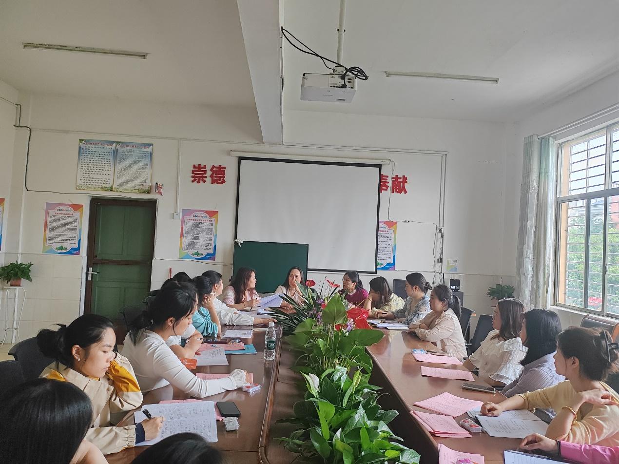 洞口县竹市镇中心幼儿园召开夏季亲子游园会部署会议