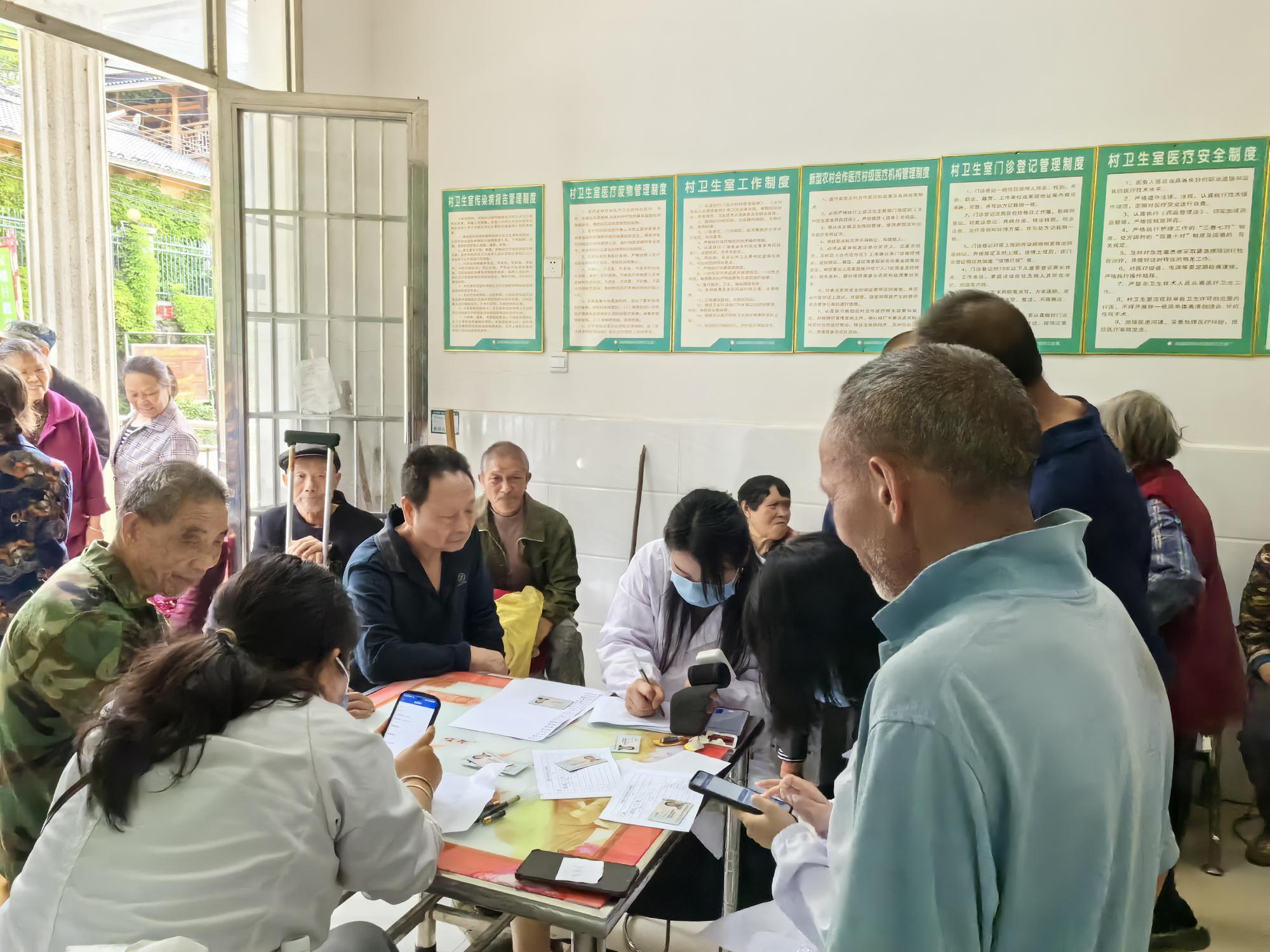 洞口县𦰡溪瑶族乡卫生院开展中医药宣传暨体检义诊下乡活动