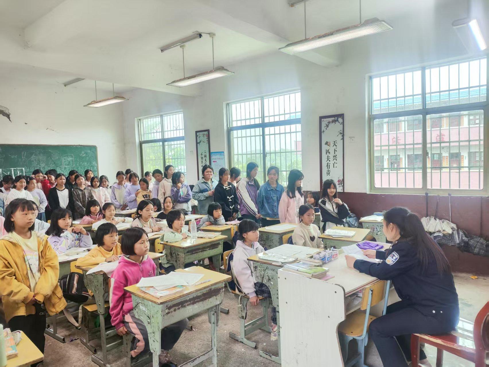 新宁县安山乡温塘学校开展“利剑护蕾”进校园活动