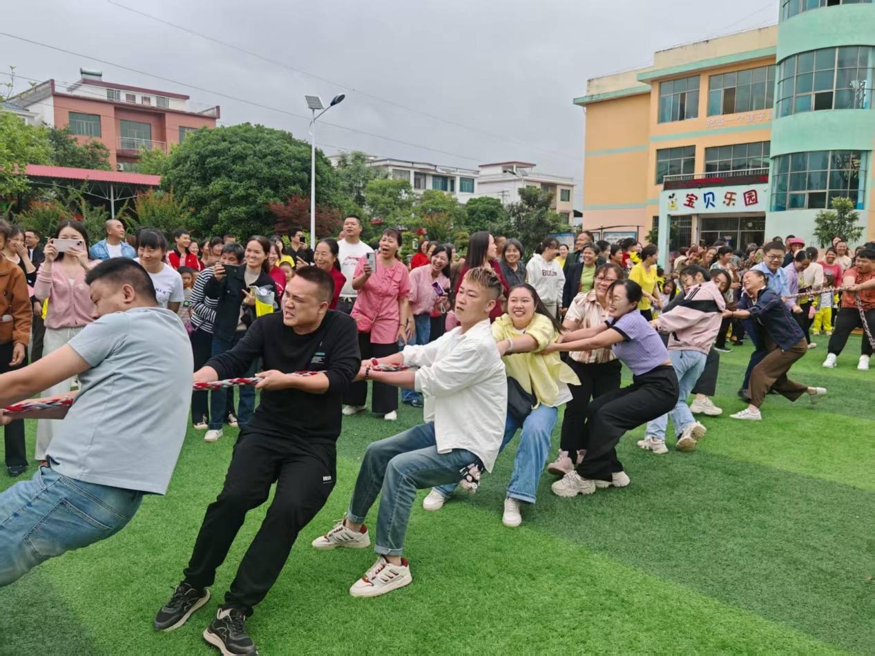 洞口县竹市镇中心幼儿园举行亲子游园会庆“六一”