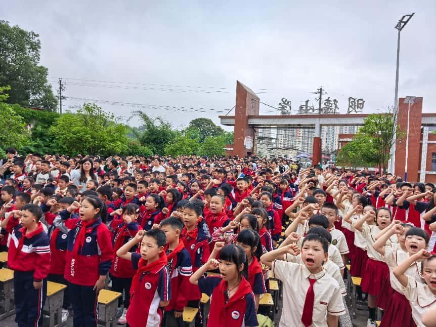 新宁县金石镇明德小学举行少先队入队仪式