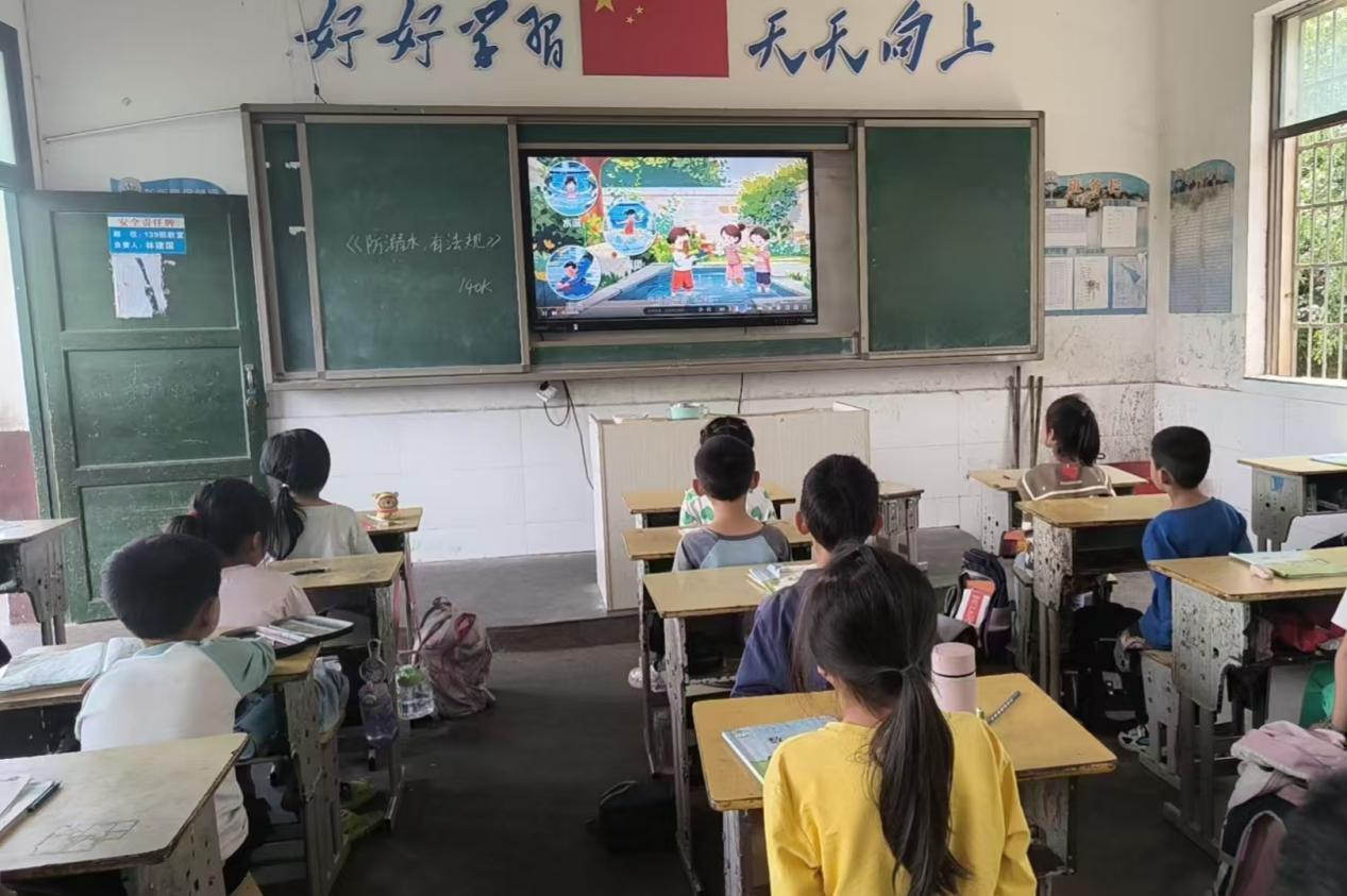 新宁县崀山镇窑市中心小学开展防溺水安全教育