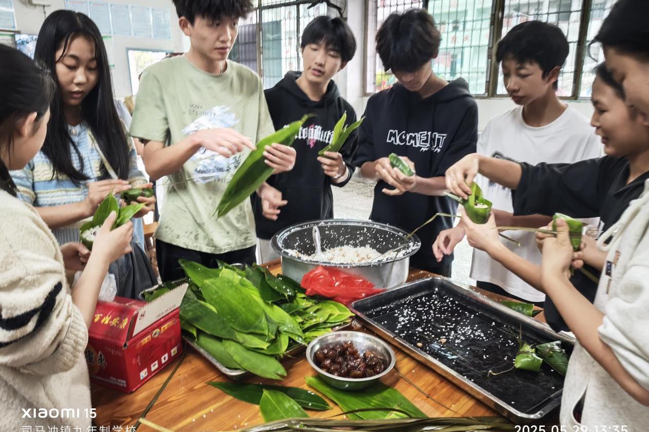 武冈市司马冲镇九年制学校开展迎端午节包粽子活动