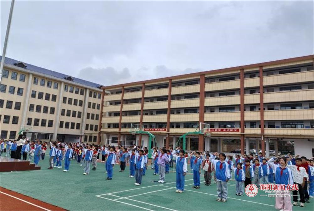 红领巾心向党 争做时代好队员——邵东市黄陂桥小学举行“六一”少先队新队员入队仪式