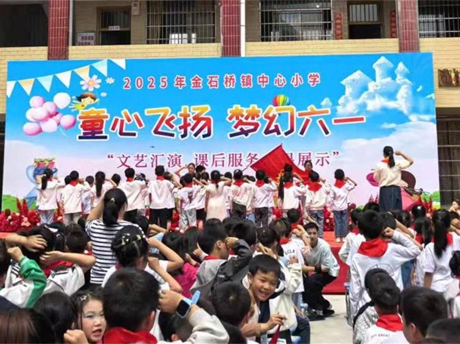 隆回县金石桥镇中心小学举行一年级新队员入队仪式