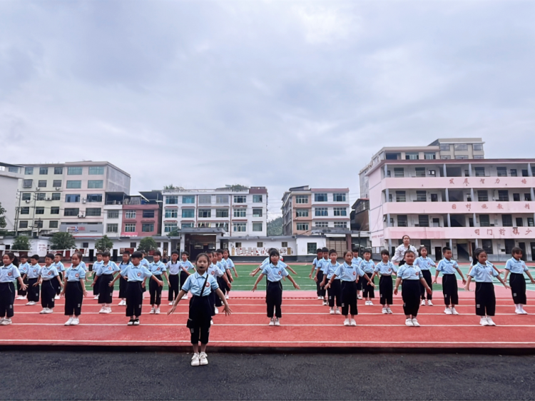 隆回县司门前镇中心小学开展魅力大课间竞赛活动