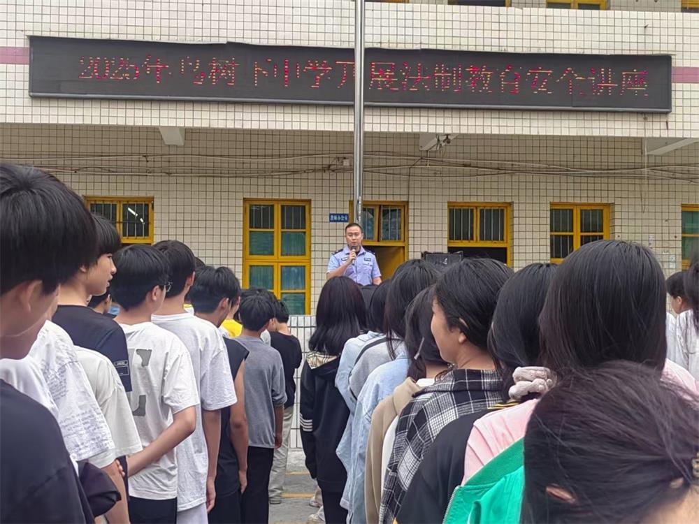 隆回县七江镇鸟树下中学举行法制教育讲座暨端午假前安全教育活动