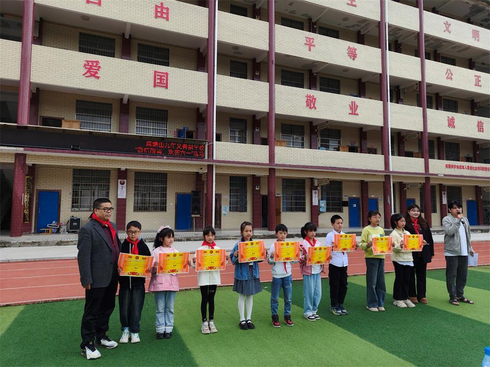 隆回县麻塘山九年义务制学校开展“激情朗诵庆六一”主题活动