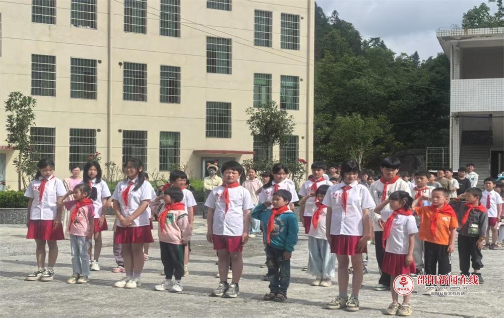 隆回县岩口镇梅塘完全小学举行少先队队员入队仪式