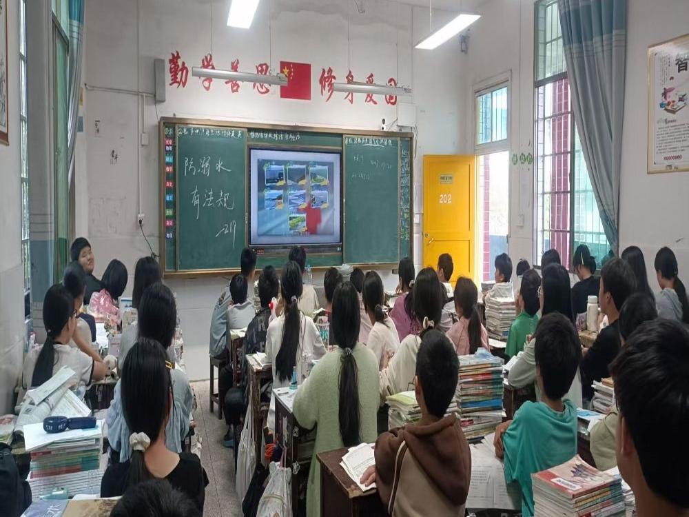 隆回县羊古坳镇中团中学组织学生观看防溺水宣传片，筑牢学生安全防线