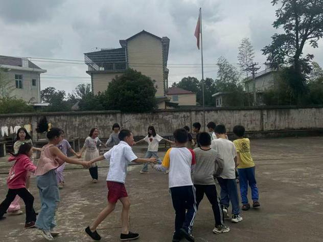 洞口县黄桥镇三角完全小学开展“童心飞扬，快乐成长‘六一’”联欢活动